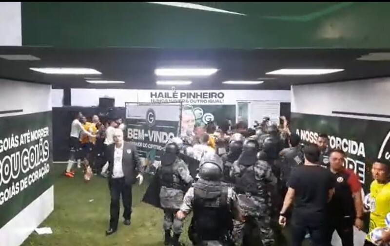 Policía lanzó gas pimientas a jugadores de Universitario tras partido con Goias. Foto: Reproducción