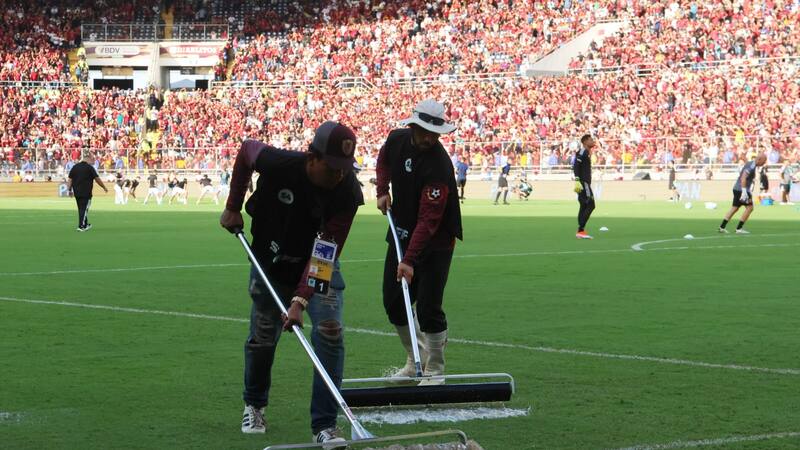 VIDEO | Parecía piscina: partido de Argentina en Venezuela se retrasó por estado de la cancha