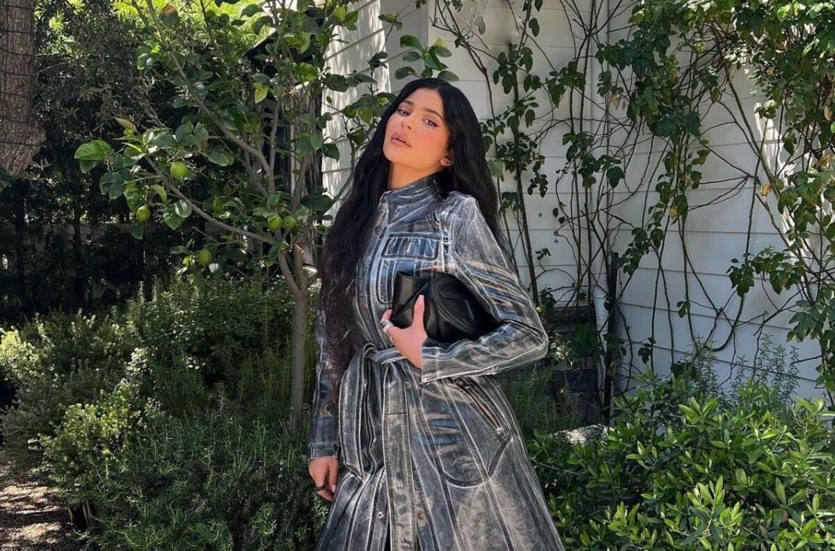 Kylie Jenner sorprende en look de cuero a casi dos meses de haber dado a luz