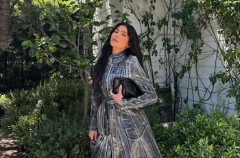 Kylie Jenner sorprende en look de cuero a casi dos meses de haber dado a luz
