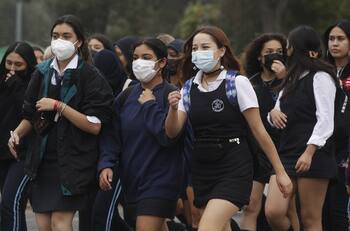VIDEO | Estudiantes del colegio Mariano Egaña de Peñalolén se manifiestan por caso de abuso y acoso por parte de un auxiliar