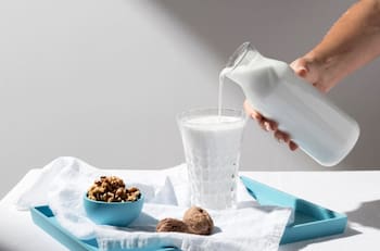 ¡Lo estás haciendo mal! Este es el lugar correcto para guardar la leche en tu refrigerador