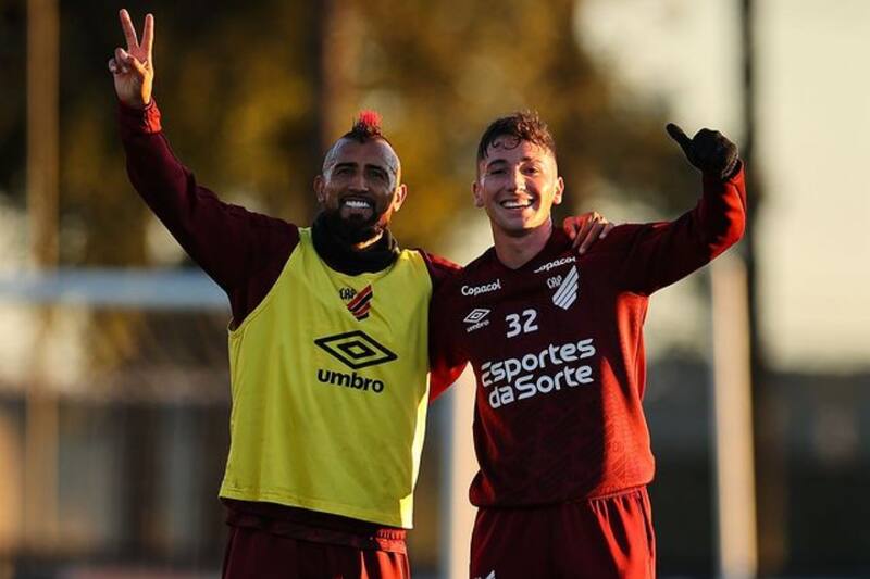 Arturo Vidal y Luciano Arriagada son compañeros en el Athletico Paranaense.