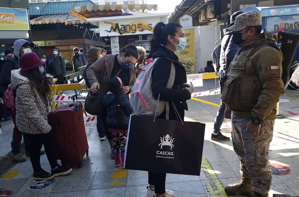 Denuncian agresión de Carabineros en terminal de buses: "Me tiró toda la caballería encima"