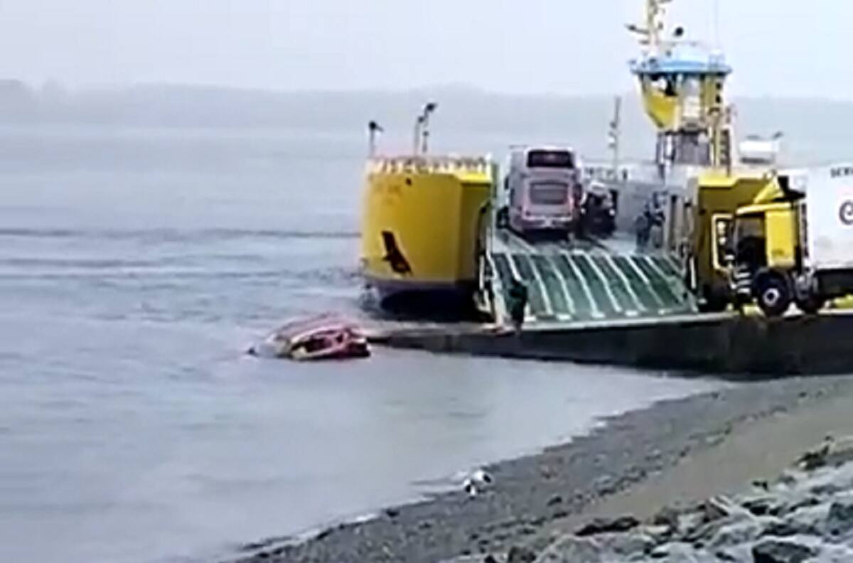VIDEO | Vehículo cayó al Canal de Chacao desde la rampa de un transbordador con dos personas dentro