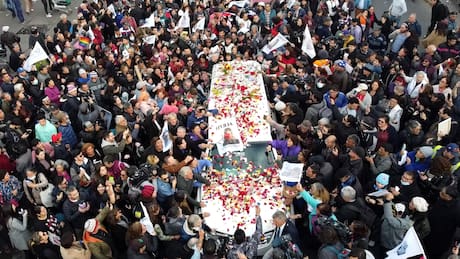 Cecilia, La Incomparable, fue despedida por cientos de personas en las calles de Santiago