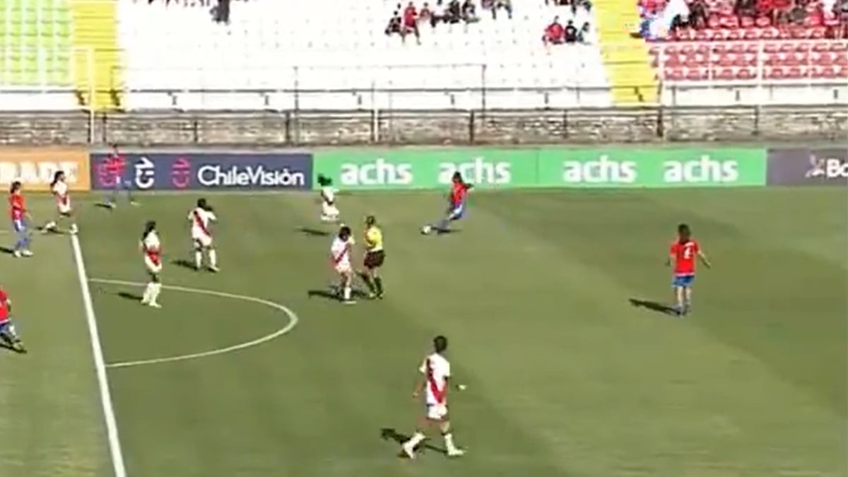 Anaís Cifuentes convirtió un golazo para La Roja ante Perú.