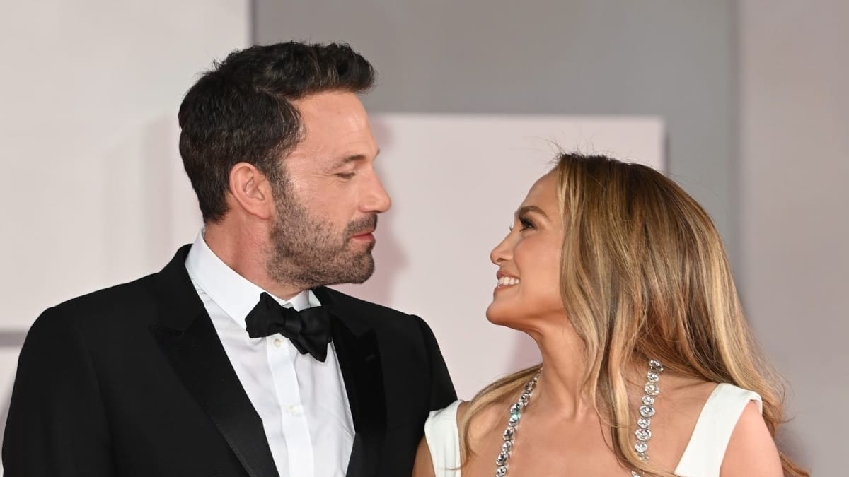 Con atuendos combinados: Jennifer Lopez y Ben Affleck hacen su primera aparición pública como esposos