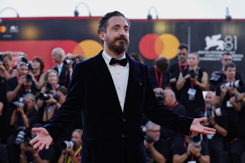 Pablo Larraín en la Alfombra Roja del Festival de Venecia.