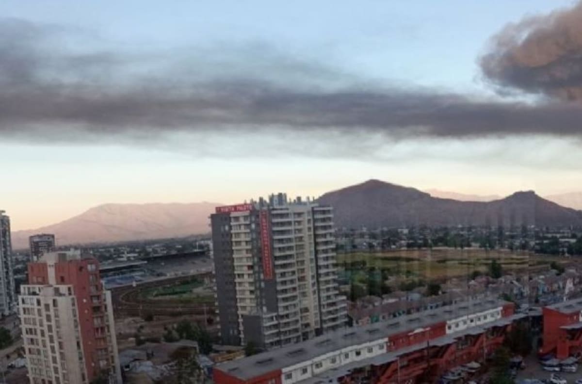 Incendio en Quilicura: Seis las comunas con suspensión de clases por gigantesco siniestro