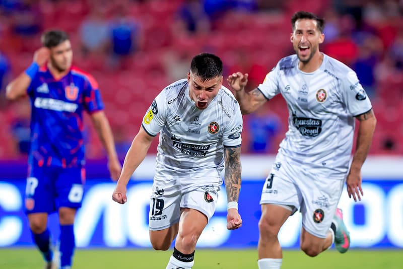 El delantero de Deportes Limache celebra el gol que le marcó a Universidad de Chile por la Liga de Primera 2026. Foto: Agencia Aton.