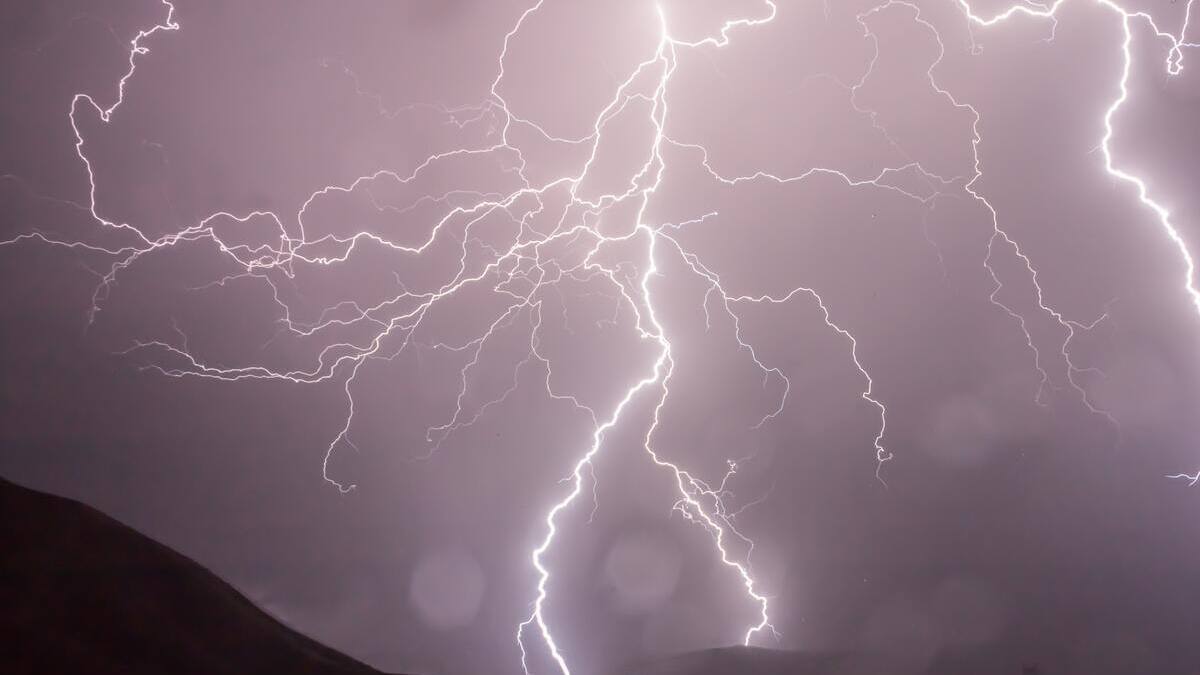 VIDEO | Cuatro personas quedaron en estado crítico luego de que un rayo cayera en la Casa Blanca