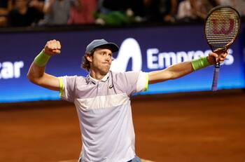 VIDEO | ¡Se desató la algarabía en San Carlos de Apoquindo! El gran punto de Nicolás Jarry para quedarse con el segundo set ante Tomás Etcheverry