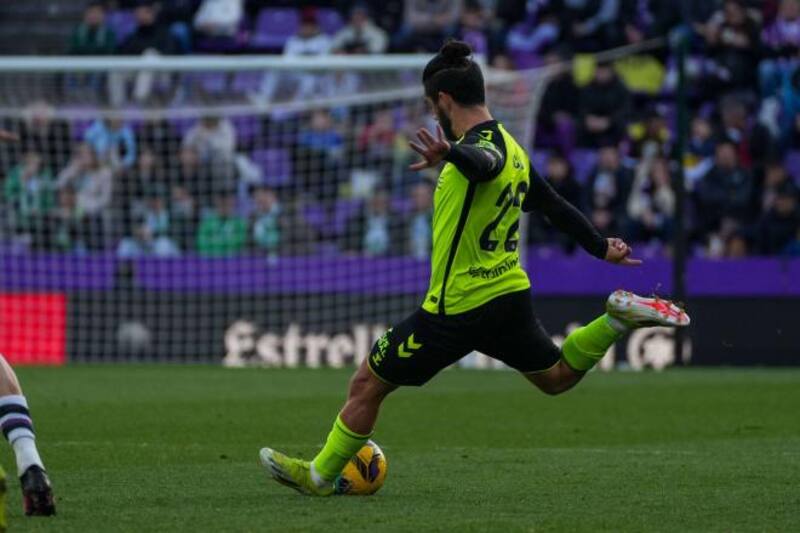 Isco Alarcón ante el Real Valladolid.