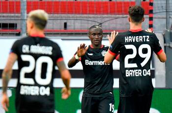 La espectacular asistencia de Charles Aránguiz para el gol del Leverkusen
