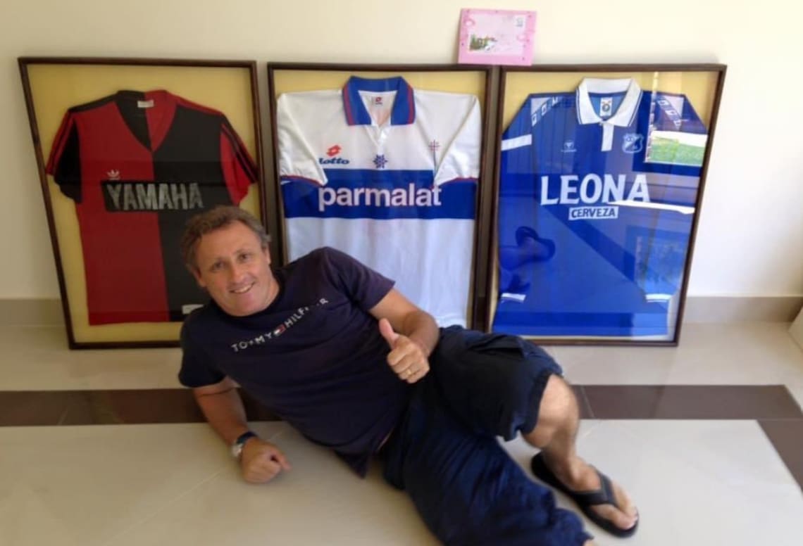 Posando con las camisetas de sus tres clubes: Newell's, Universidad Católica y Millonarios.