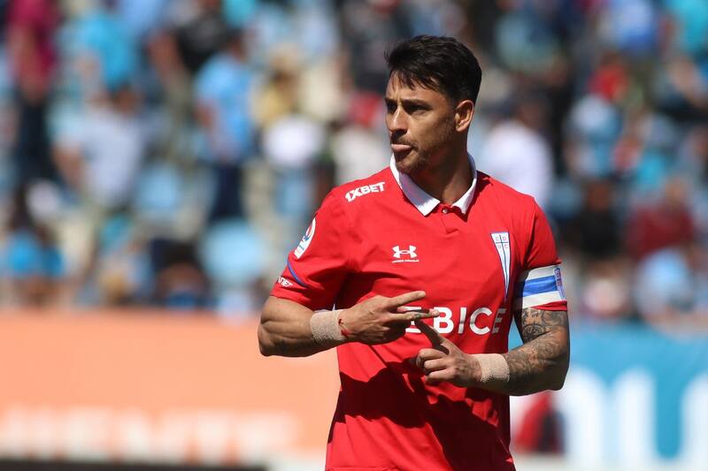 El delantero de Universidad Católica llegó al centenar de goles en el partido ante O'Higgins. Foto: Agencia Aton.