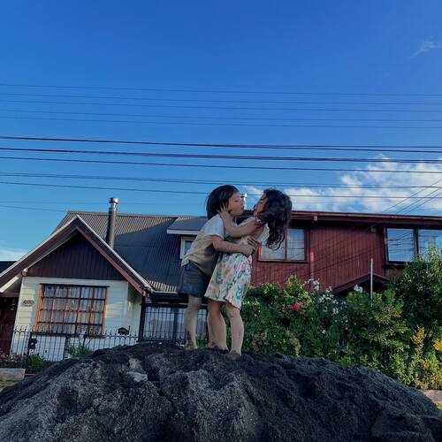 Los mellizos compartieron un tierno momento que fue captado en cámara. Créditos: @rociotoscanoactriz.