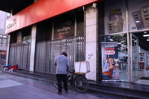 Delincuentes roban más de $10 millones en celulares desde tienda Claro: Ingresaron por oficinas del Sernameg