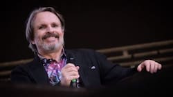 Miguel Bosé: visita la escuela de Rafa Nadal y una clínica en sus vacaciones