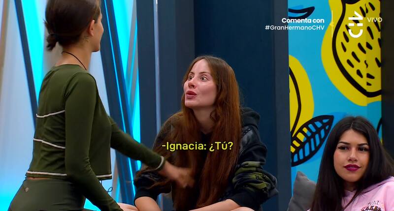 Constanza Capelli hablando con Ignacia Michelson en "Gran Hermano" Chile.