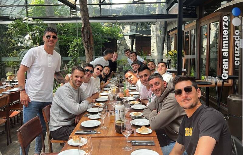 El plantel cruzado compartió en torno a la mesa de un restaurant