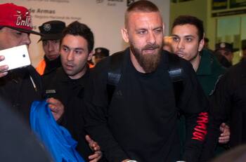 De Rossi llegó a Argentina y así lo recibieron los hinchas de Boca Juniors