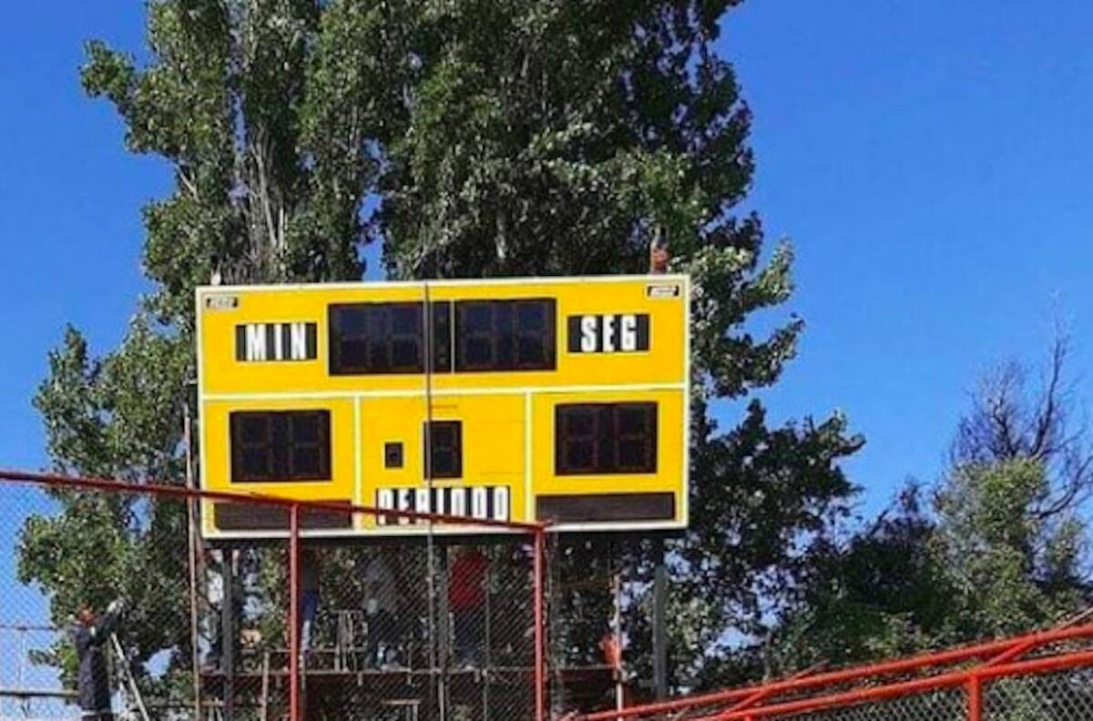 Insólito: Unión San Felipe juega en el estadio municipal con un marcador de básquetbol