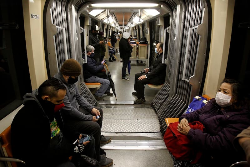 Santiago, 26 de junio de 2020
Santiaguinos se trasladan a su hogar durante un nuevo dia de cuarententa en el gran Santiago.
Jonnathan Oyarzun/Aton Chile