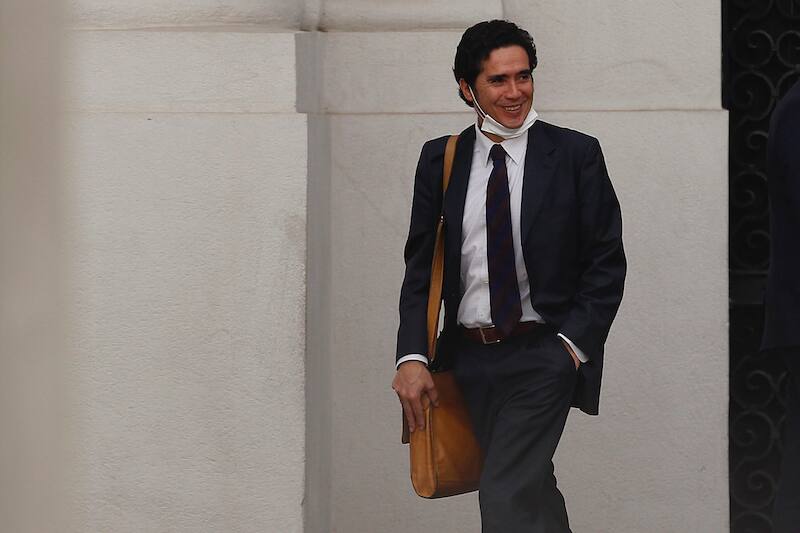 Santiago, 21 de abril 2020
El Ministro de Hacienda, Ignacio Briones, llega al Palacio de La Moneda.
Dragomir Yankovic/Aton Chile