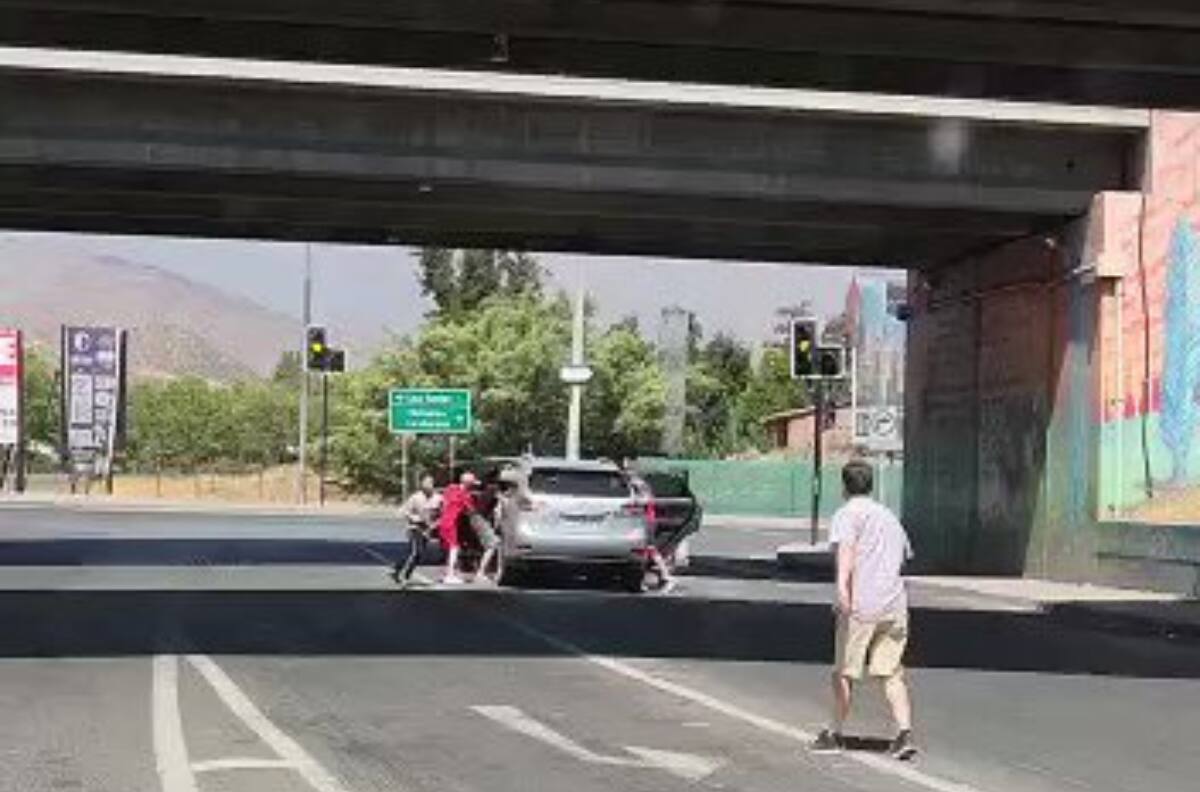 VIDEO | Entre cinco delincuentes realizan violenta encerrona a matrimonio para robarles su auto