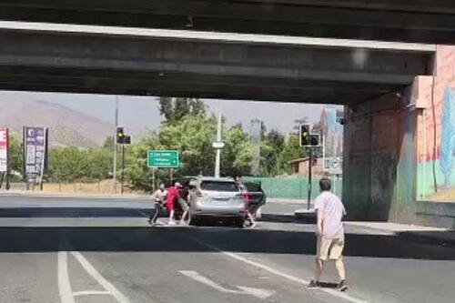 VIDEO | Entre cinco delincuentes realizan violenta encerrona a matrimonio para robarles su auto