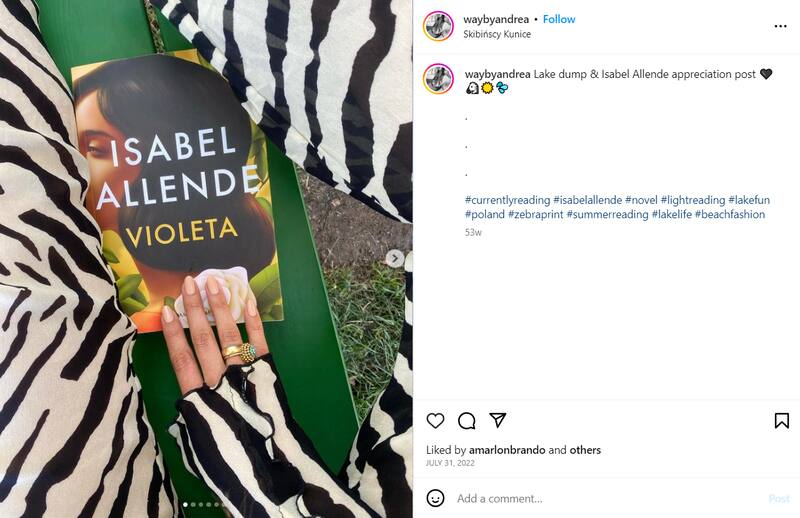 Andrea Ankovic, esposa de Ángelo Henríquez, leyendo a Isabel Allende.