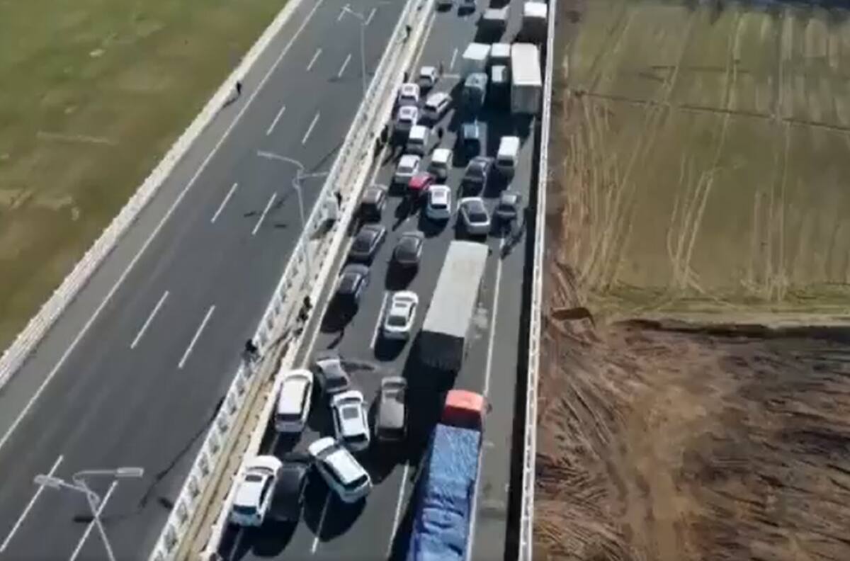 VIDEO | Sorprendente choque múltiple dejó una persona fallecida y más de 200 vehículos atrapados en China