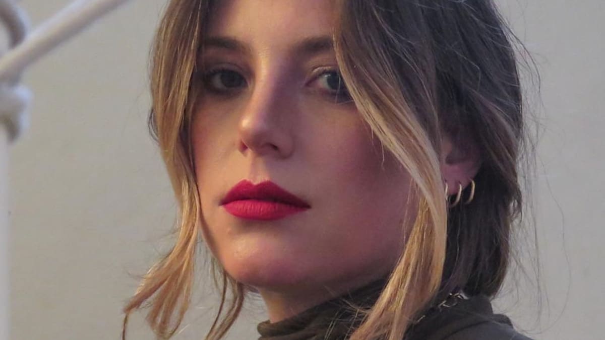 Emilia Noguera y su orgullo por participar en "Celeste", la nueva ficción de la señal cultural de TVN: "De adolescente me hubiese gustado poder ver una serie así"