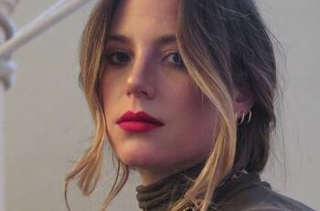 Emilia Noguera y su orgullo por participar en "Celeste", la nueva ficción de la señal cultural de TVN: "De adolescente me hubiese gustado poder ver una serie así"