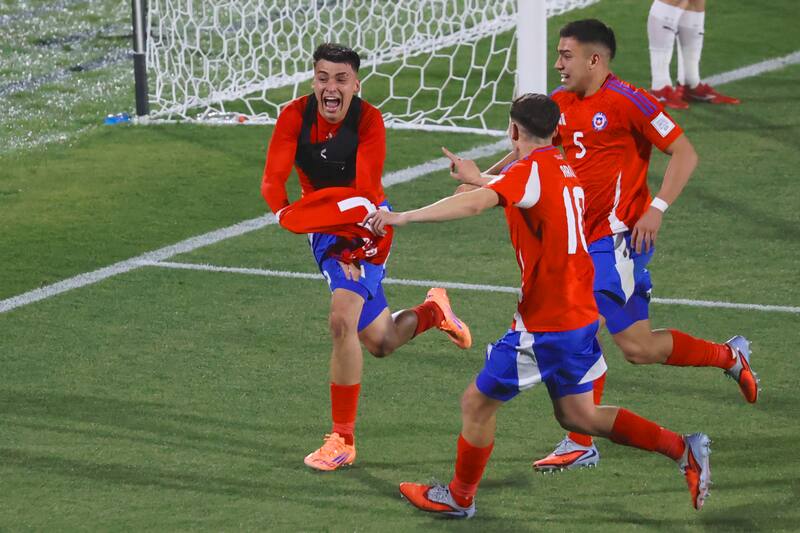 El jugador chileno Ian Garguez marca su gol en el partido inaugural del torneo disputado en Chile.