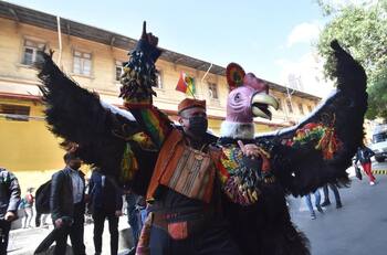 VIDEO l El ritual que le hicieron a Gustavo Costas en su presentación como DT de la Selección de Bolivia