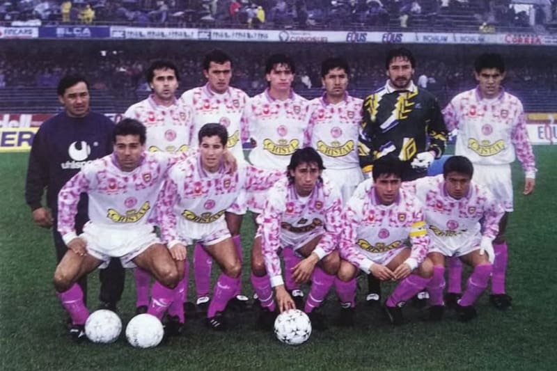 El equipo que hizo sufrir a Colo Colo. Jorge Coke Contreras es el cuarto de abajo, de izquierda a derecha, entre Óscar Ferreira y José Horacio Lugo.