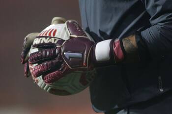 "Me crucificarían": Estrella de la Premier League está en terapia "por miedo a salir del closet"