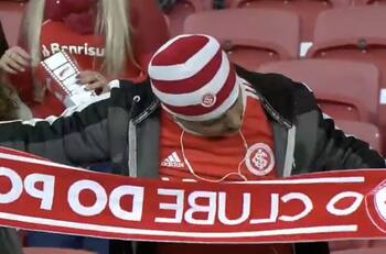 VIDEO | ¿"Club de pavo"?: El blooper que sufrió un hincha del próximo rival de Colo Colo