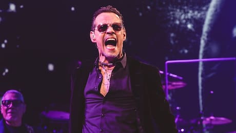 VIDEO | Marc Anthony estalla en furia después de recibir botellazo en pleno concierto en Colombia