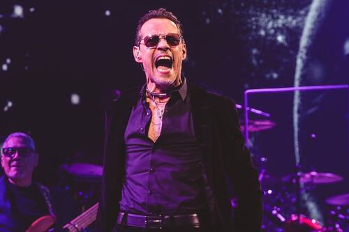 VIDEO | Marc Anthony estalla en furia después de recibir botellazo en pleno concierto en Colombia