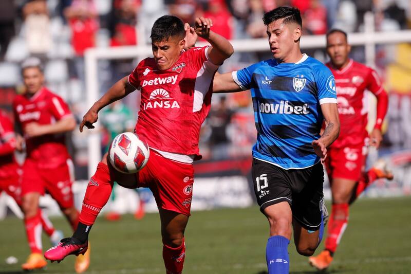 Ñublense y Huachipato juegan un partido clave. Foto: Aton.