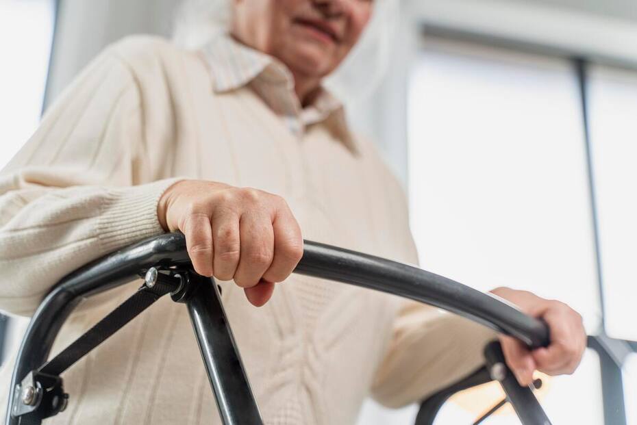 Algunos de los beneficios para adultos mayores y discapacitados aumentaron su valor. Créditos: Freepik.