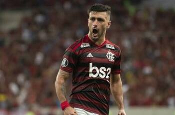 De Arrascaeta convirtió un golazo de chilena en victoria del Flamengo