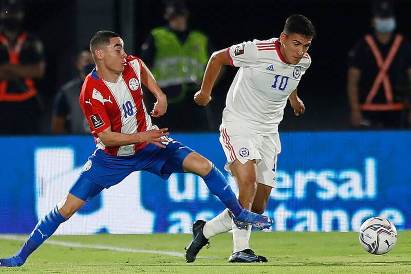 Miguel Almirón jugando por Paraguay ante La Roja (Foto: Photosport)