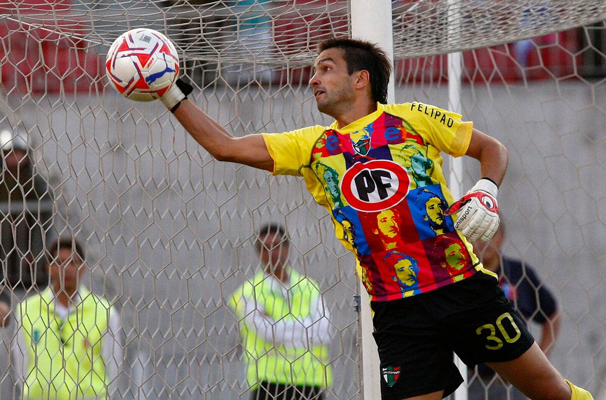 Felipe Nuñez sorprende tocando canción de The Police en batería