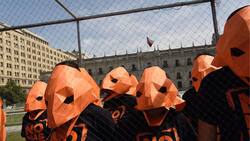 VIDEO I Activistas de Greenpeace se manifiestan frente a la Moneda en contra de las Salmoneras