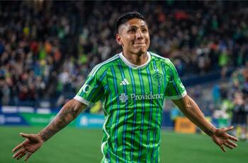VIDEO | Raúl Ruidíaz genera locura en Estados Unidos con golazo desde mitad de cancha: “No hay muchos como él”